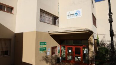 Primer plano macro de un cuaderno de notas técnico sobre cuidados sociosanitarios con un bolígrafo