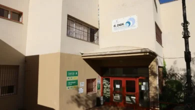 Primer plano macro de un cuaderno de notas técnico sobre cuidados sociosanitarios con un bolígrafo