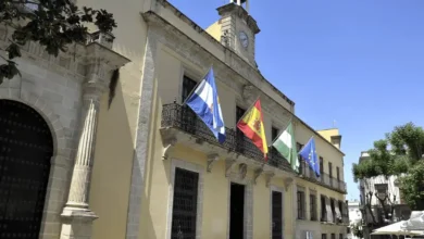 Edificio del Ayuntamiento de Jerez con banderas en la fachada.