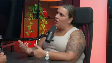 Condenada sentada ante un micrófono durante una entrevista