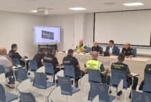 Reunión de la policía y Guardia Civil en sala de conferencias.