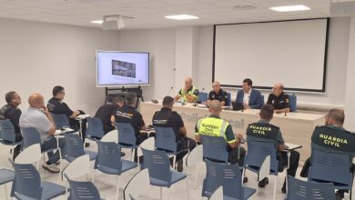 Reunión de la policía y Guardia Civil en sala de conferencias.