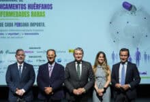 Profesionales en salud en evento sobre medicamentos huérfanos en Andalucía.