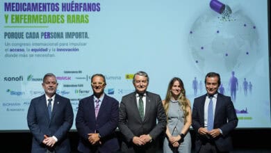 Profesionales en salud en evento sobre medicamentos huérfanos en Andalucía.