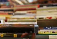 Libros en una mesa en la Feria del Libro de Jerez 2026.