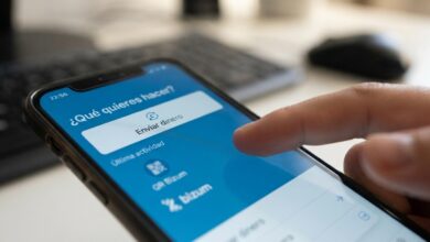 Persona usando Bizum en smartphone para enviar dinero.
