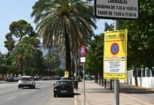 Señalización de estacionamiento y horarios en una calle de El Puerto de Santa María.
