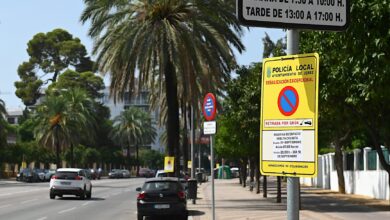 Señalización de estacionamiento y horarios en una calle de El Puerto de Santa María.