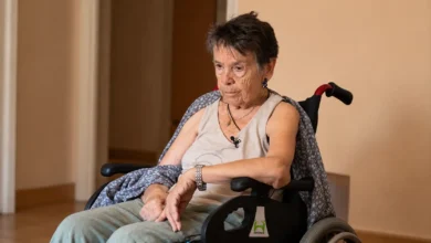 Mari Carmen Abascal sentada en una silla de ruedas en el interior de una vivienda de Madrid