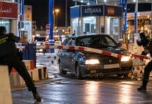 Marca de neumático quemado sobre el asfalto tras una persecución policial a gran velocidad.