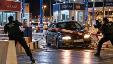 Marca de neumático quemado sobre el asfalto tras una persecución policial a gran velocidad.