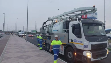 Camión de Apemsa junto a operarios durante trabajos de limpieza de la red de saneamiento