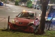 Coche accidentado contra un árbol en San Fernando, cerca de Hornos Púnicos.