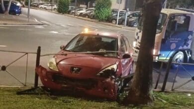 Coche accidentado contra un árbol en San Fernando, cerca de Hornos Púnicos.
