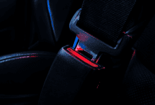 Cinturón de seguridad en coche con iluminación nocturna.