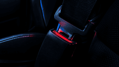 Cinturón de seguridad en coche con iluminación nocturna.