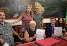 Representantes firmando convenios de accesibilidad en Cádiz con apoyo de autoridades.