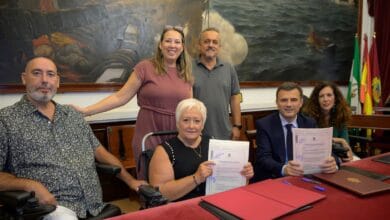 Representantes firmando convenios de accesibilidad en Cádiz con apoyo de autoridades.