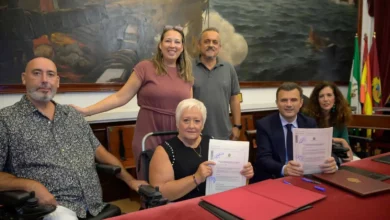 Representantes firmando convenios de accesibilidad en Cádiz con apoyo de autoridades.
