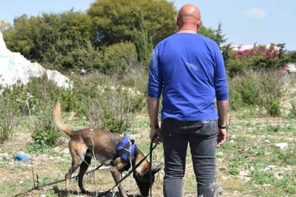 Policía Local de Jerez, Pepe Mesa, y su compañero canino posando tras una exhibición.