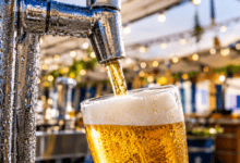 Cerveza fresca sirviéndose en feria gastronómica en Andalucía.