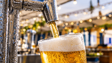 Cerveza fresca sirviéndose en feria gastronómica en Andalucía.