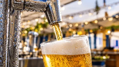 Cerveza fresca sirviéndose en feria gastronómica en Andalucía.