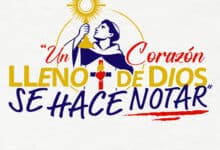 Joven con vela y cruz en evento religioso en San Fernando.