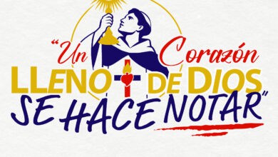 Joven con vela y cruz en evento religioso en San Fernando.