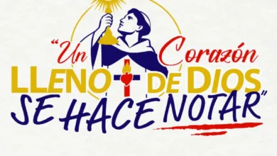 Joven con vela y cruz en evento religioso en San Fernando.