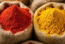 Polvos de especias en sacos de yute, color rojo y amarillo vibrantes.