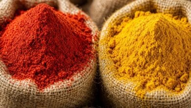 Polvos de especias en sacos de yute, color rojo y amarillo vibrantes.