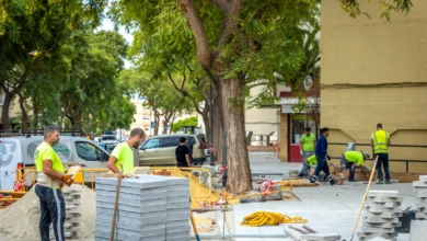 Obras de Duque de Arcos con colocación al detalle de adoquines en acerado
