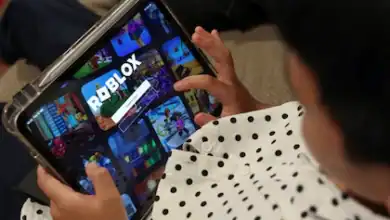 Niño jugando a Roblox en una tablet, enfoque en la pantalla.
