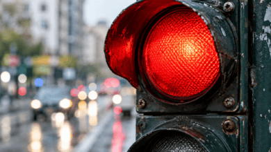 Semáforo en rojo en una calle de Jerez, Andalucía, con tráfico detenido.