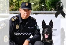 Policía local con perro de servicio en Jerez, en homenaje a José Gutiérrez Mesa.