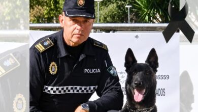 Policía local con perro de servicio en Jerez, en homenaje a José Gutiérrez Mesa.