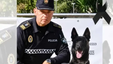Policía local con perro de servicio en Jerez, en homenaje a José Gutiérrez Mesa.