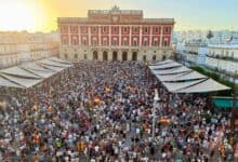 Multitud en la plaza de Ceuta durante la manifestación.
