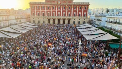 Multitud en la plaza de Ceuta durante la manifestación.