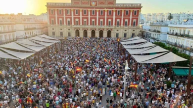 Multitud en la plaza de Ceuta durante la manifestación.