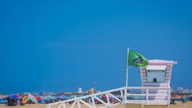 Torre de vigilancia en la playa de San Fernando con bandera verde. 📷 Ayuntamiento de San Fernando