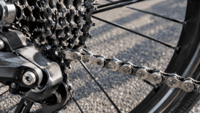 Cadena de bicicleta y engranajes en primer plano.