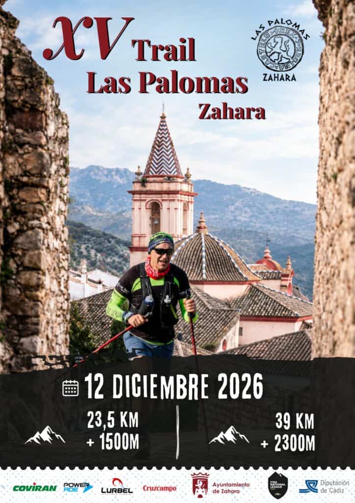 Corredor en la trail Las Palomas Zahara con paisaje montañoso y iglesia en el fondo.