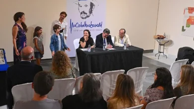 Acto de reconocimiento a seis bibliotecas escolares en los Claustros de Santo Domingo durante la Feria del Libro de Jerez 2026, con la presencia de autoridades municipales y público asistente.