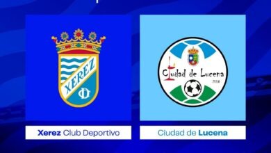Escudos del Xerez Club Deportivo y del Ciudad de Lucena sobre un fondo azul.