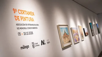 Cartel del 9º Certamen de Pintura de la Asociación de Veteranos del BBVA junto a varias obras expuestas en una sala.
