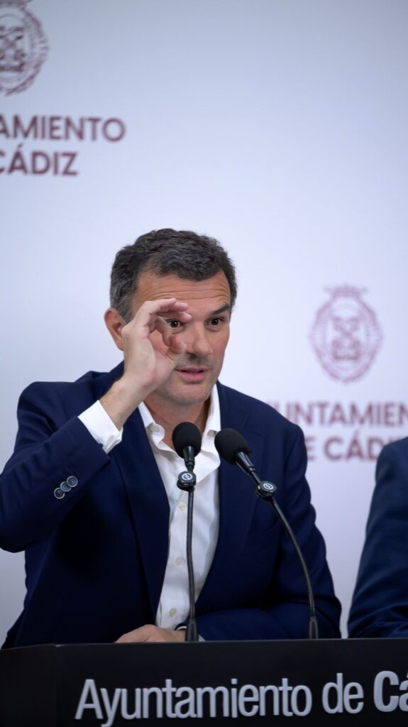 Imagen de rueda de prensa municipal del Ayuntamiento de Cádiz relacionada con la actuación del antiguo cementerio de San José