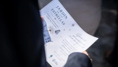 Documento del Jardín de las Estrellas sostenido entre las manos