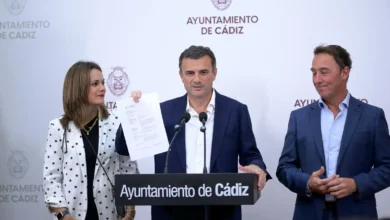 Rueda de prensa del Ayuntamiento de Cádiz con Bruno García en el centro junto a dos representantes municipales